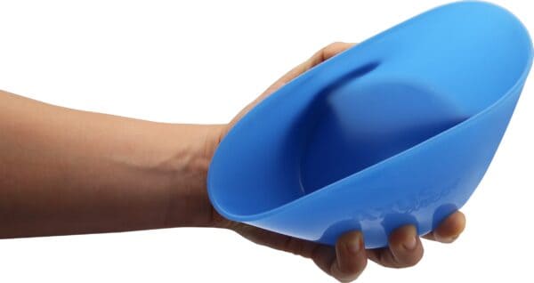 Axus Décor Blue Series Flex-E-Bowl 500ml flexible mixing bowl. Showing how flexible bowl is.