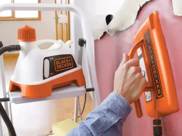 Black & Decker Steam Stripper KX300T-GB – Fast Wallpaper Removal inuse.